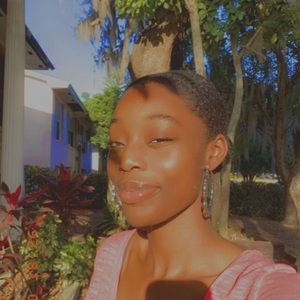 Meet your Posher, Eamilia